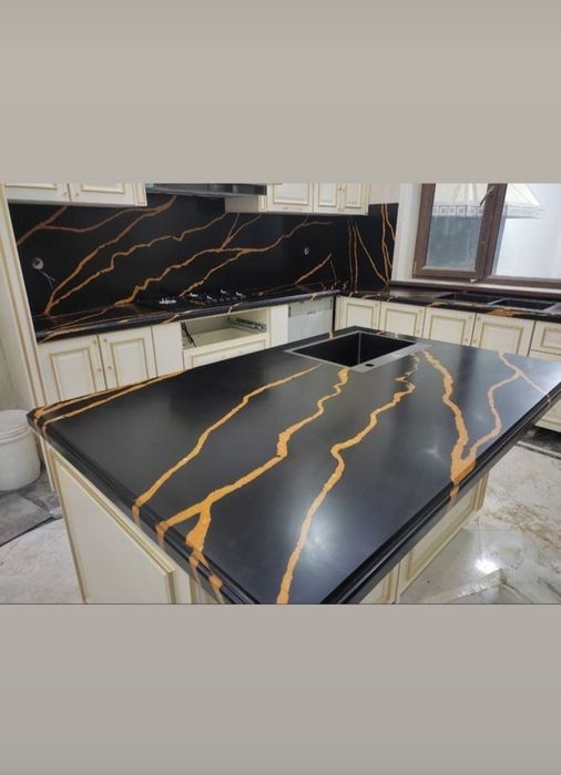 столлешница из искусственного кварцевого агломерата и акриловых камней