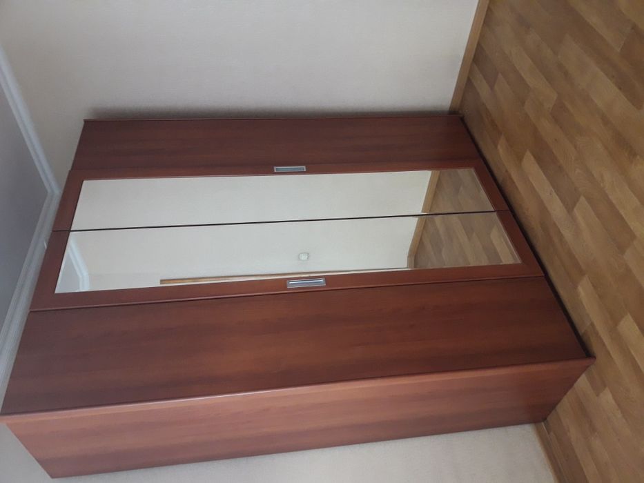 Продаю спальный гарнитур