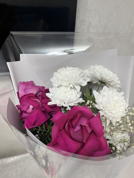 Букет роз с хризантемами