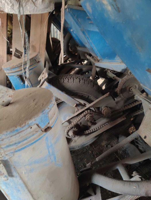 vand 2 semanatori si 1 utilaj de ierbicidat