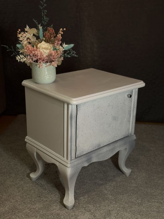 Noptiera vintage din lemn, reconditionata