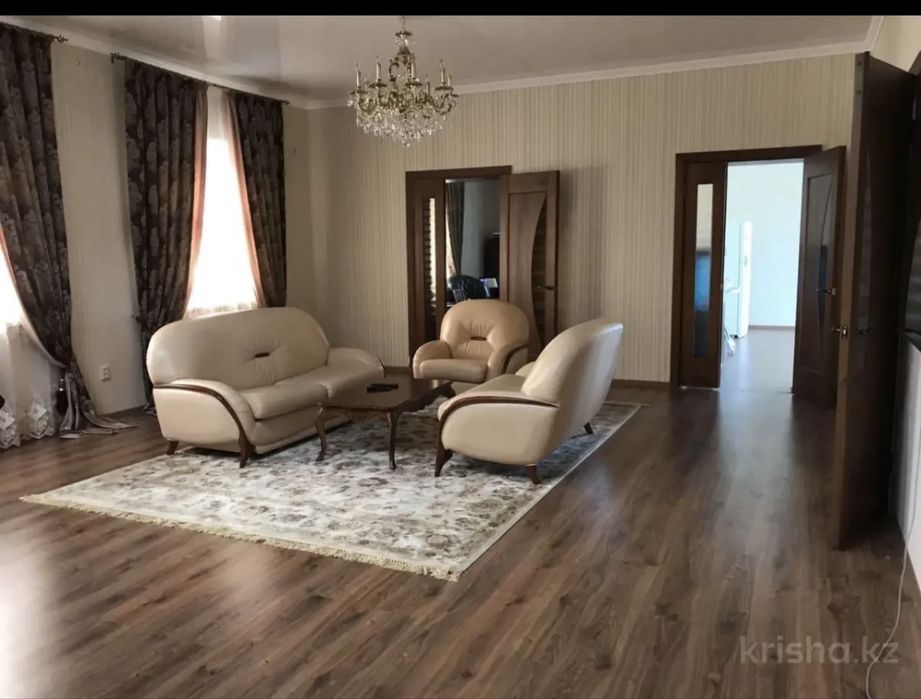 Пионино  советское и кожанный диван