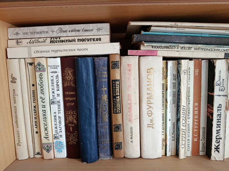 Книги разные, приключения, фантастика.