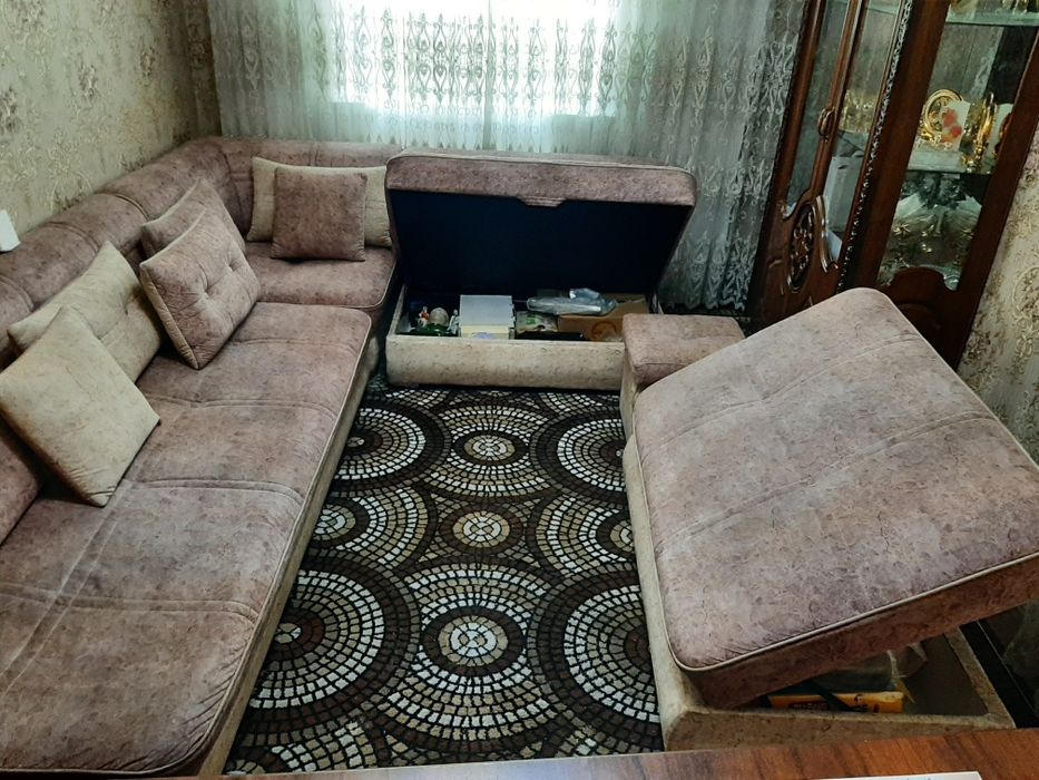 Бу, Диван с падушками. Один милион сум.