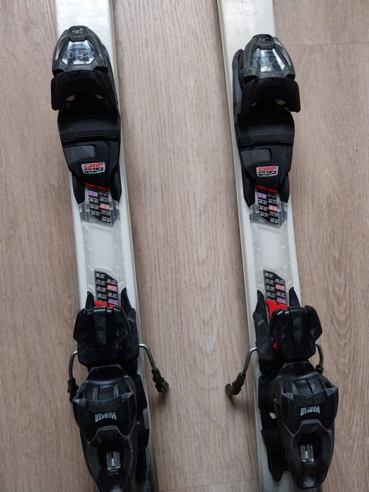 Skiuri K2 152 cm + casca incepator