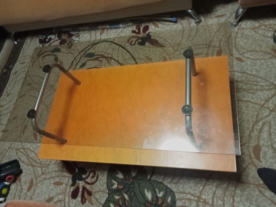 Диван с жур.столиком.