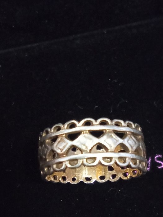 Продавам сребърни пръстени и кръстове