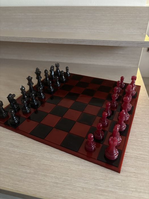 Шах от епоксидна смола (черно+червено) - 30х30 см