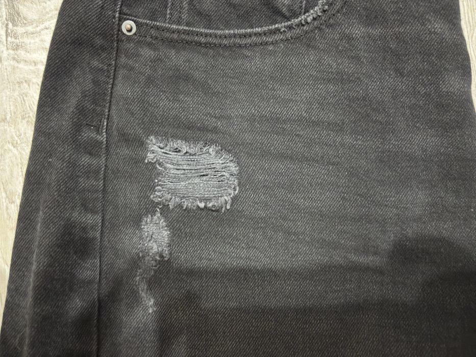 Blugi scurți, model uzură