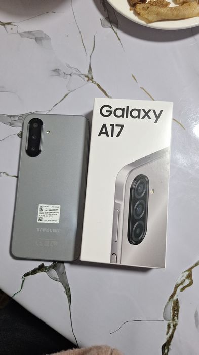 Продам новый в упаковке телефон самсунг А17