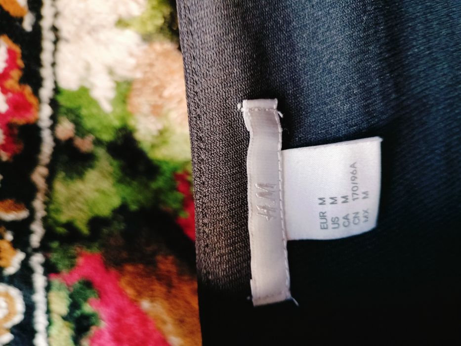 Rochie neagră de damă H&M – Croială elegantă petrecută (envelope/wrap style) fără mâneci, mărimea M