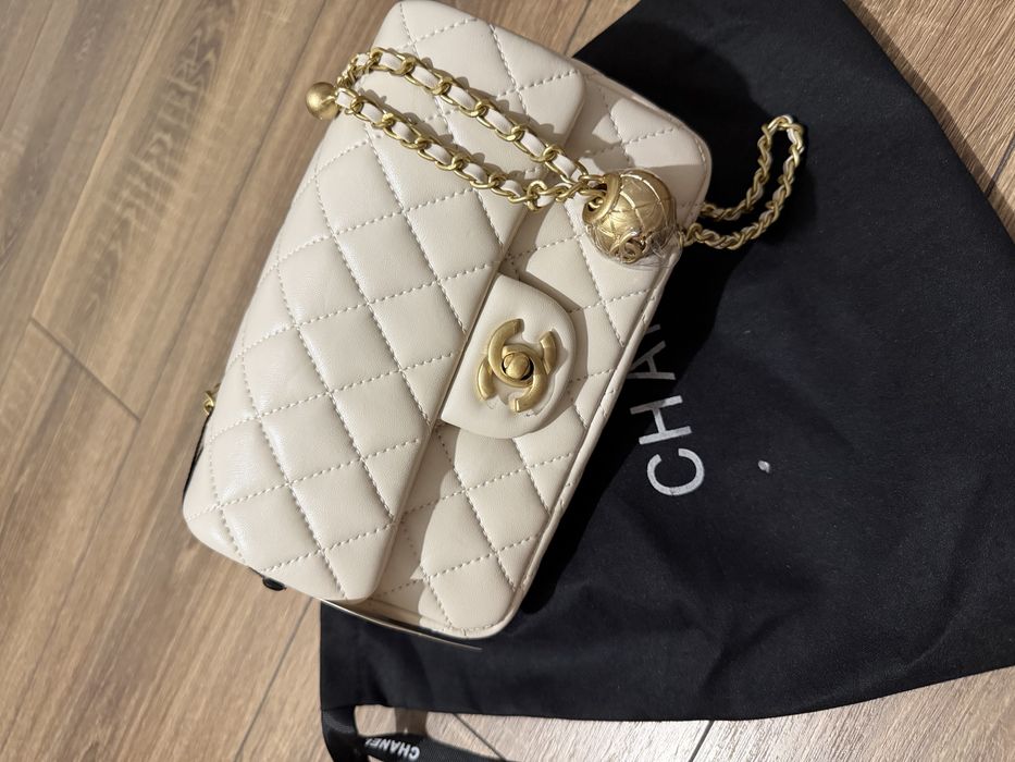 Бяла екрю мини чанта chanel