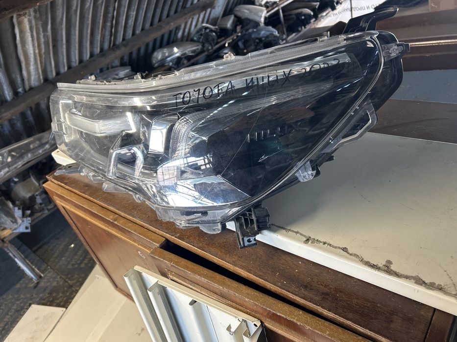 Ляв фар за Toyota HiLux 22”