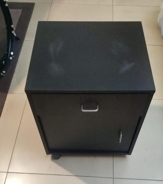 Тумбочка черного цвета