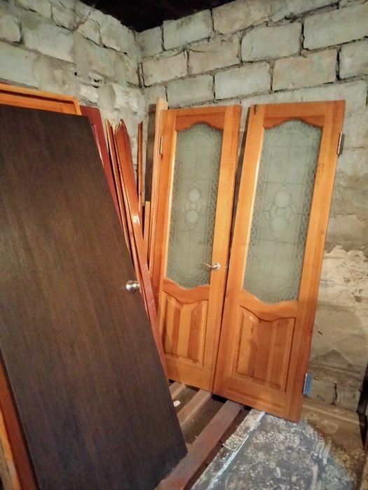 Деревянные двери.