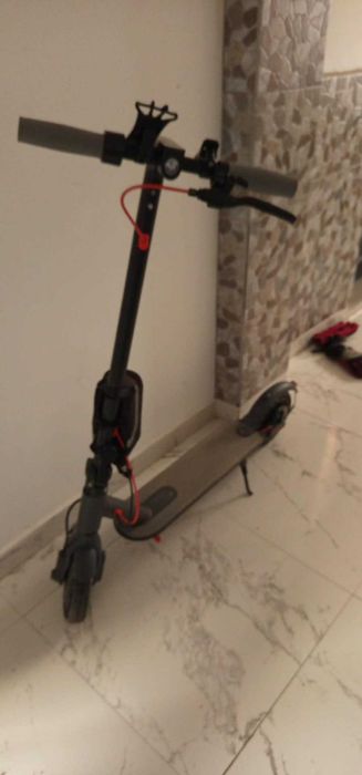 Vând două trotinete