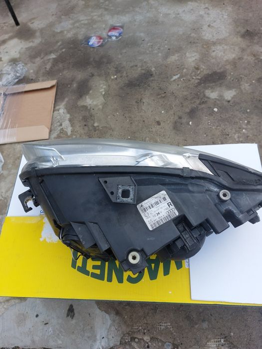 Два броя фарове за ауди А 4 В7