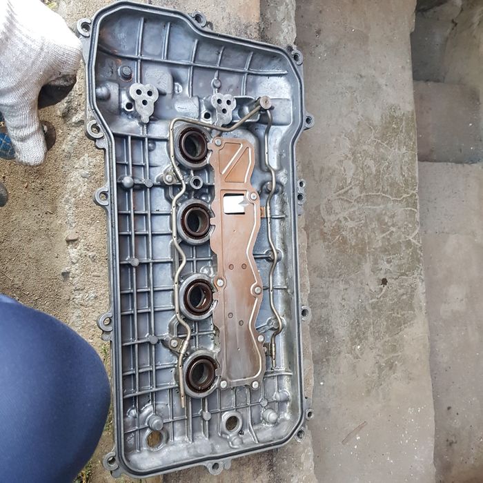 Крышка от двигателя авенсис