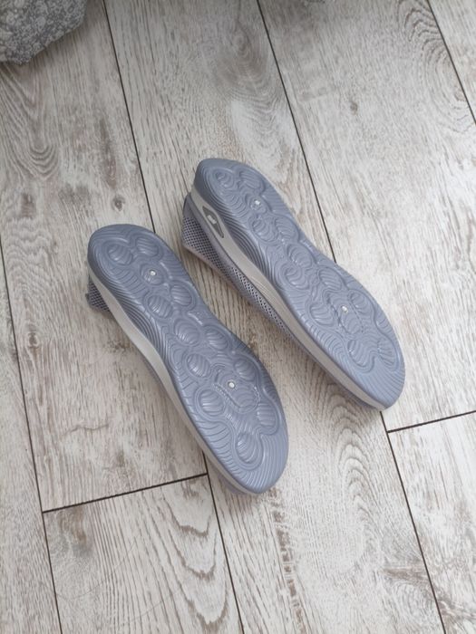 Продам женские кроссовки