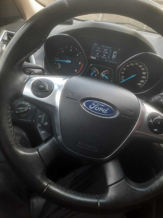 Ford Kuga Titanium culoare negru perlat , 180CP 4x4 sistem inteligent cu cutie de viteza automata