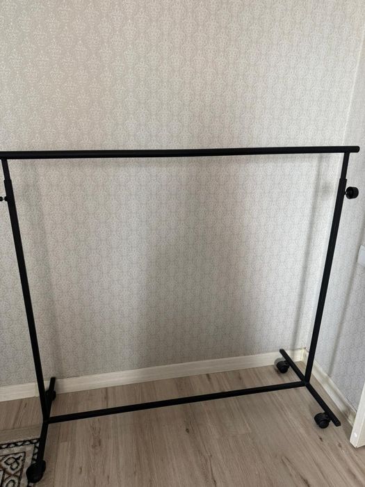 Продаётся вешалка на колёсах