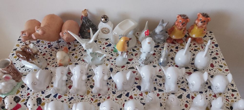 Bibelouri, porțelan! Diferite figuri, cățeluși, pisicuțe, cerbi, clown, elefanți, Donald duck, lupul  " urât'