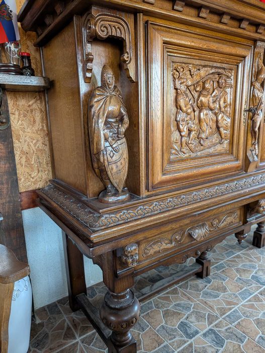 Антикварен массивен дъбов бюфет в стил Неоренесанс