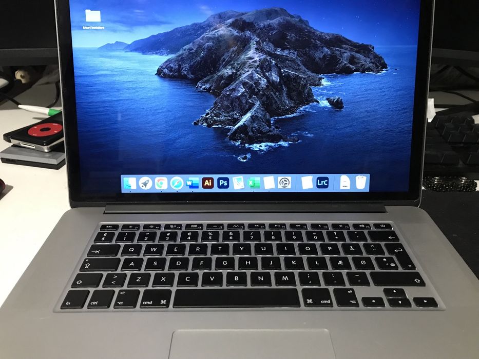 MacBook Pro 15.4 inch 8GB RAM i7 256 GB
