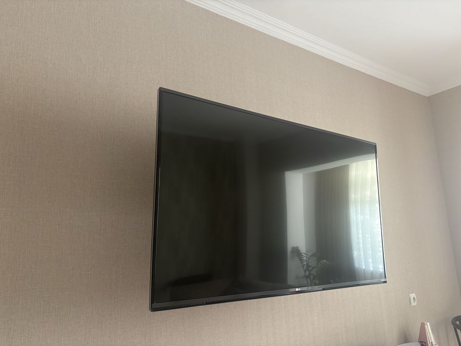 Телевизор LG  с диагональю 140 см.