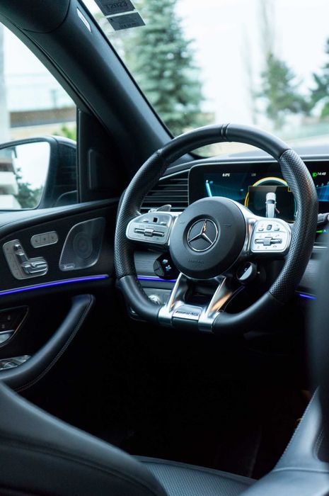 Mercedes-AMG GLE 53 Кола под наем с шофьор за специални поводи.