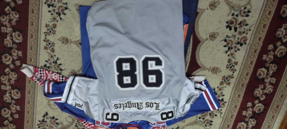 Футболки ,джинсы,костюм