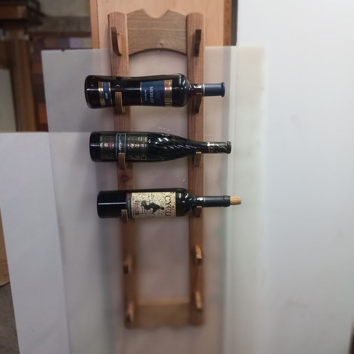 Поставка за вино стенна