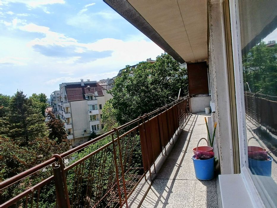 Дава се под наем Тристаен апартамент в Варна, Център - 61 кв.м за 382.5 € - Снимка #2