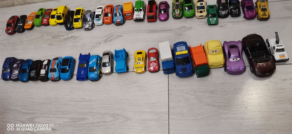 Hot Wheels - Екшън писта осморка

С над 60 см височина комплектът с