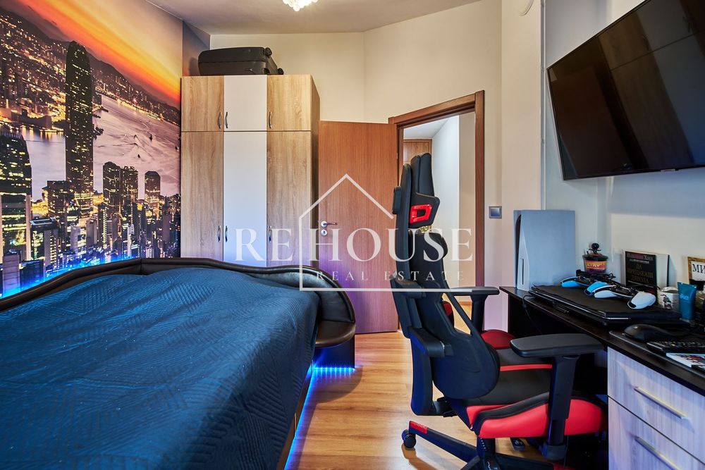 Продава се Тристаен апартамент в Варна, Левски - 102 кв.м за 2058 €/кв.м - Снимка #11