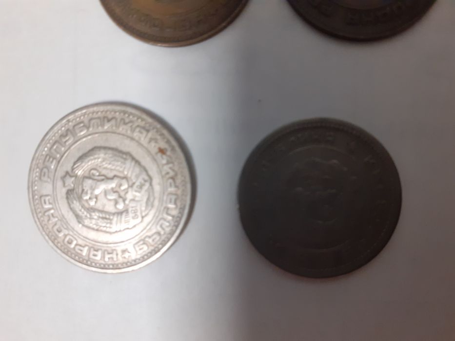 Монети от СССР 1рл.Много добре запазена. И няколко броя  бъл. Книжни л