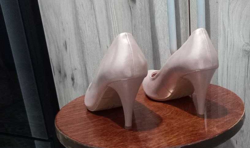 Продам женские босоножки на каблуке 40 размер