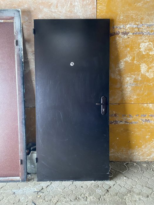 Продам входную железную дверь