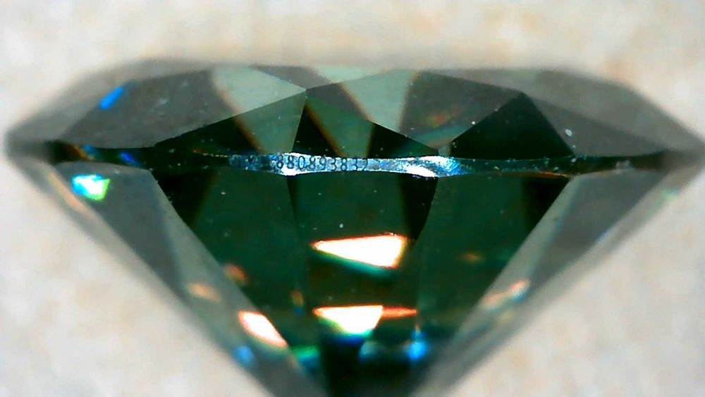 Диамант, Moissanite Brilliance, зелен със сертификат, гравиран номер на камъка - 35 евро - 1 карат