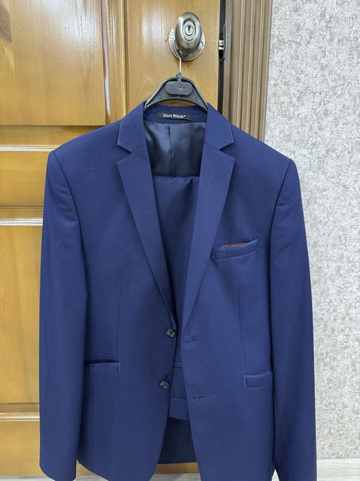 Темно синий костюм