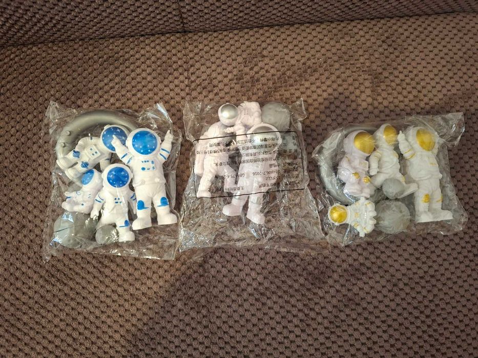 Комплект от 4бр. нови пластмасови космонавти за декорация или игра