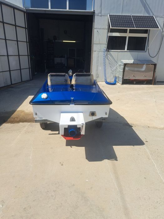 Лодка с двигател от джет