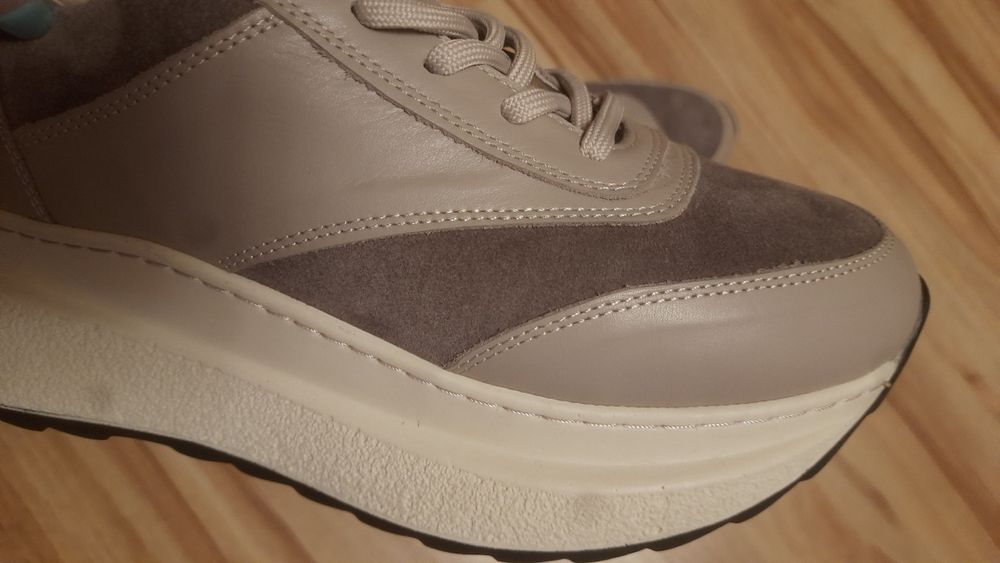 Продам новые кроссовки