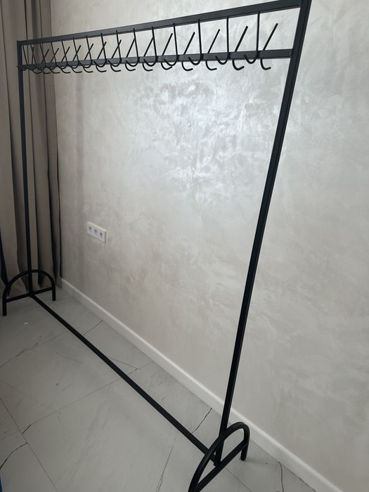 Продам вешалку, металлическую.