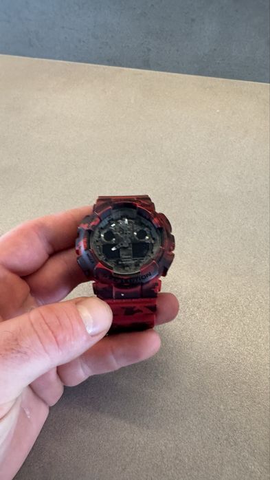 Часовник червен камофлаж