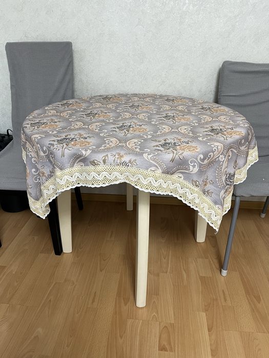 Стол круглый.