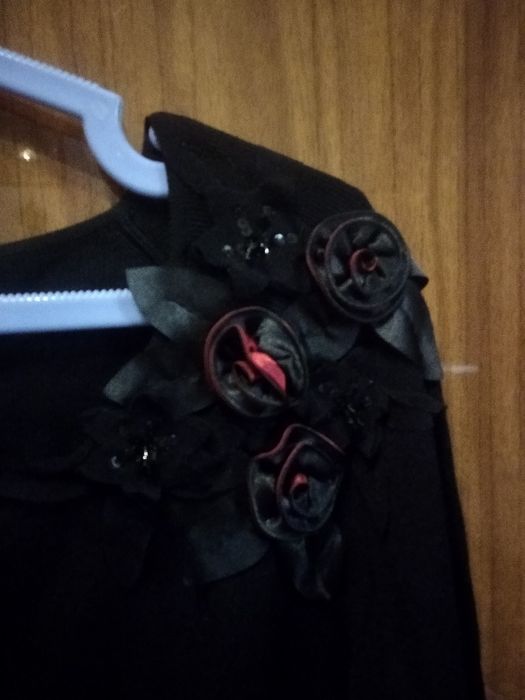 Продается кофточка женская ,с нарядной отделкой,черного цвета