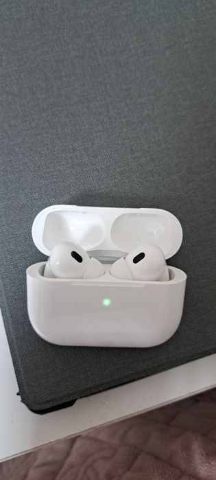 Продам наушники эйрподс.