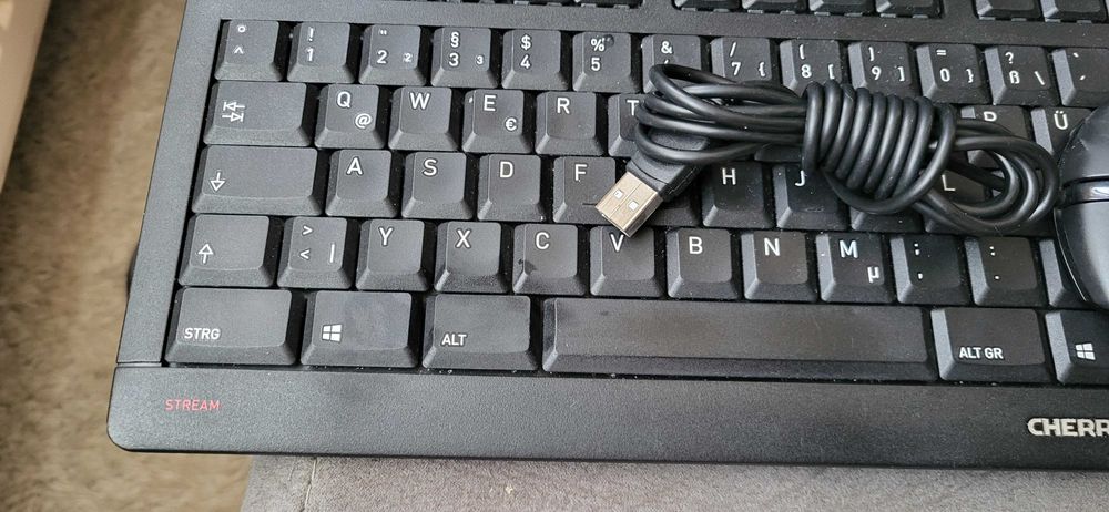 Tastaturi cherry  2 bucati (ca Noi cu fir)+mause cherry fuctionale