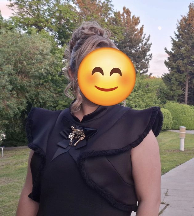 Rochie midi elegantă neagră Helen cu volane și accesoriu tip bijuterii